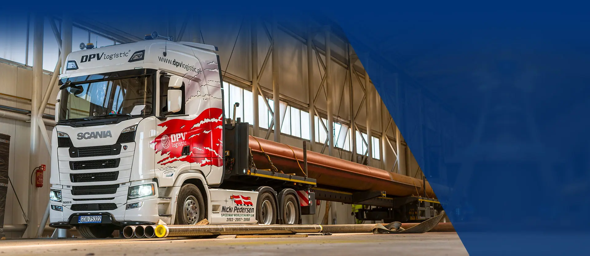 Naczepa DPV Logistic przewożąca elementy stalowe